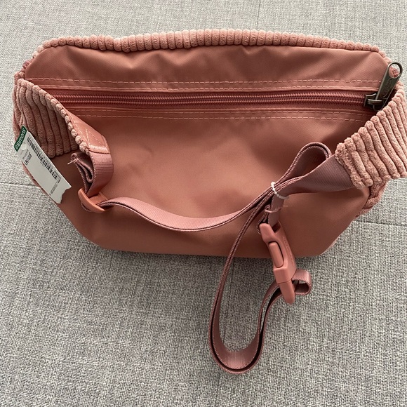 Large Fanny pack never used with tags - Picture 7 of 8